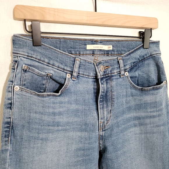 Levi's Classic Crop Jeans, Mid-rise, Light Wash, size 28 "Hawaii Sun" - Picture 3 of 10